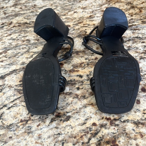 Black strap shoes in size 8M - Picture 2 of 4